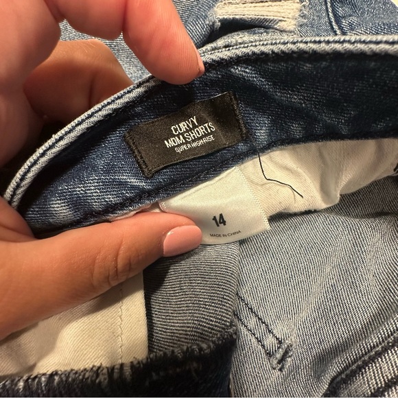 Express Distressed High-Waisted Denim Curvy Mom Shorts - Picture 4 of 5